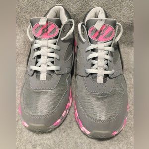 Heelys Grey with Pink Camouflage Sole Youth Size 5 Women’s size 6 Skate Shoes